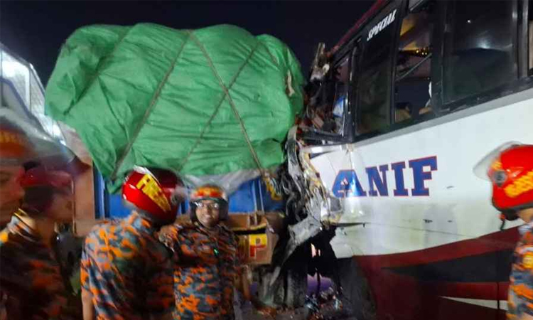 মাওয়া এক্সপ্রেসওয়েতে ট্রাকের পেছনে বাসের ধাক্কা, নিহত ১