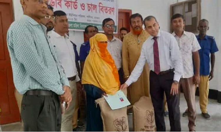শালিখায় ভিডব্লিউবি কর্মসূচির চাল বিতরণ