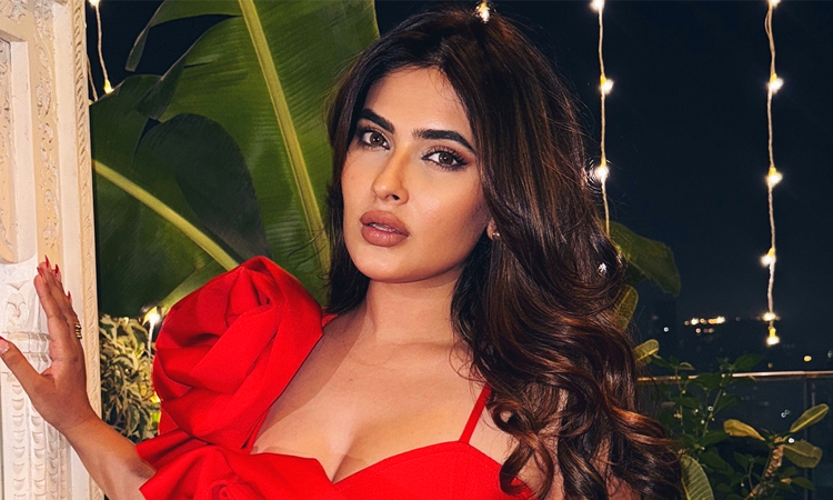 চলন্ত ট্রেন থেকে লাফ দিয়ে গুরুতর আহত কারিশমা!