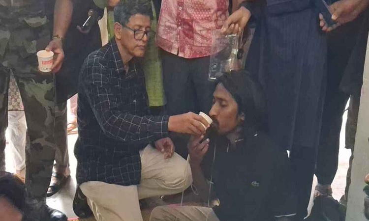 চবির ৯ শিক্ষার্থীর অনশন ৫২ ঘণ্টা পর ভাঙালেন উপাচার্য