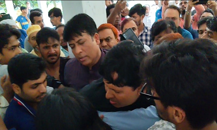 ‘পোষ্য কোটা’: রাবিতে শিক্ষক-শিক্ষার্থী ধস্তাধস্তি, উপ-উপাচার্য ও প্রক্টর অবরুদ্ধ