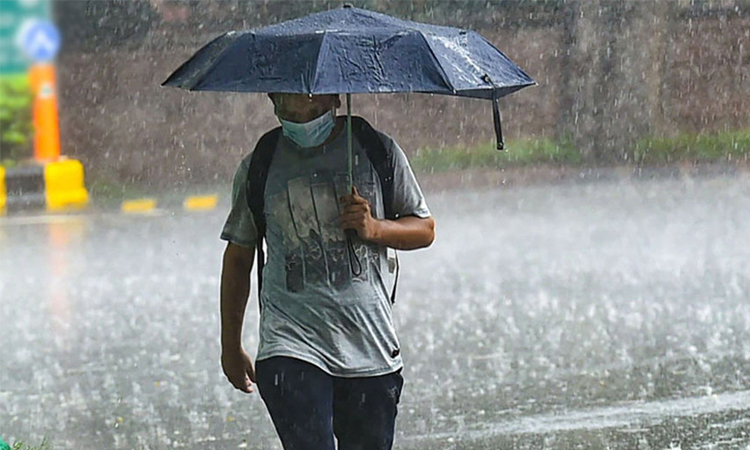 বৃষ্টির দিনে সতর্ক থাকবেন যেসব বিষয়ে
