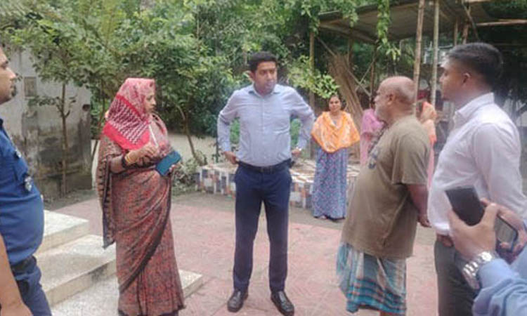 লোহাগড়ার বিভিন্ন পূজা মন্ডব পরিদর্শন করলেন জেলা প্রশাসক