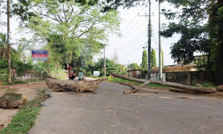 খাগড়াছড়িতে সড়ক অবরোধ, যান চলাচল বন্ধ