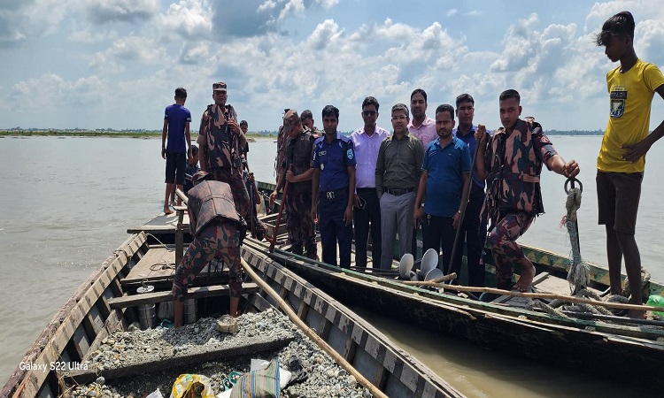 পাথর উত্তোলন বন্ধে তিস্তা নদীতে অভিযান, ১৩টি নৌকা ও বিভিন্ন যন্ত্রাংশ বিনষ্ট