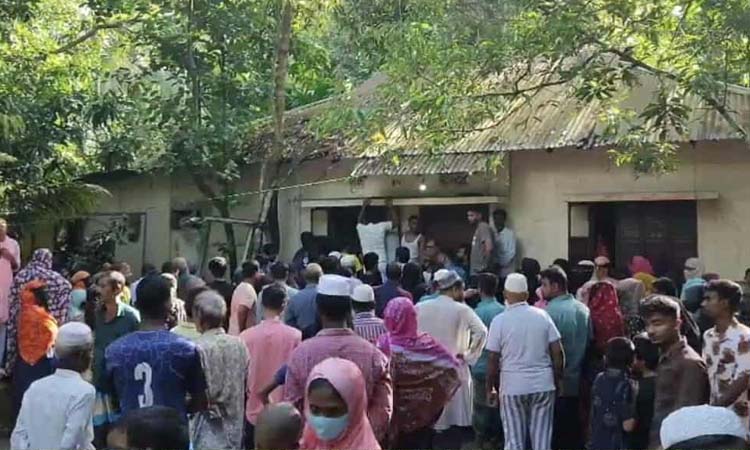 চাচীকে জবাই করে ঘরেই লুকাল ঘাতক