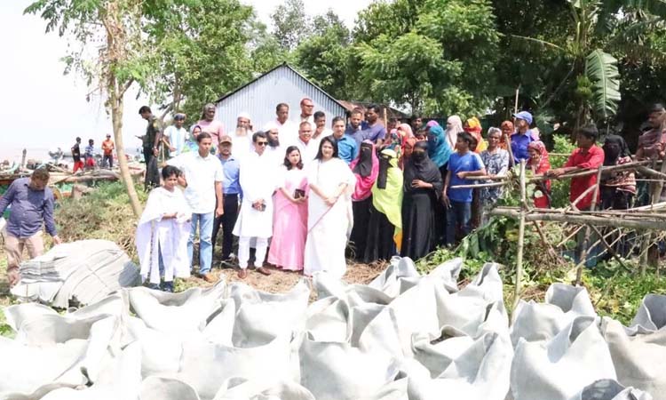 ধলেশ্বরী নদী ভাঙন প্রতিরোধে ফেলা হচ্ছে জিও-ব্যাগ ডাম্পিং উদ্বোধন