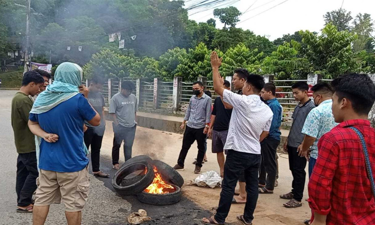 খাগড়াছড়িতে দ্বিতীয় দিনে চলছে সকাল-সন্ধ্যা সড়ক অবরোধ