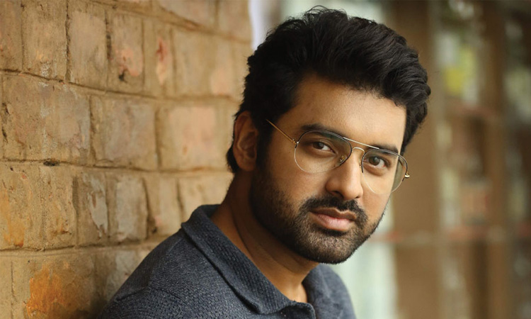 অঙ্কুশের ওপর ঝাঁপিয়ে পড়লেন মেয়ে ভক্তরা