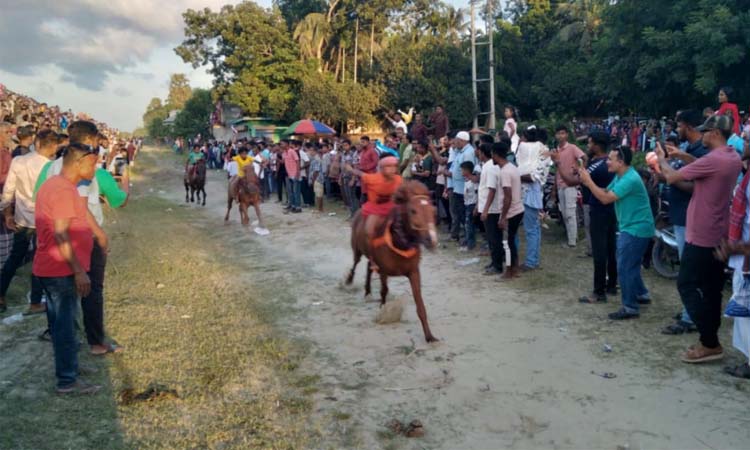 নড়াইলে ঐতিহ্যবাহী ঘোড়দৌড় প্রতিযোগিতায় হাজারো মানুষের ঢল