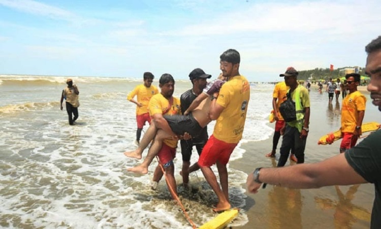অর্থ সংকটেও বন্ধ হচ্ছে না কক্সবাজার সৈকতের লাইফগার্ড সেবা, চলবে আরও ৩ মাস