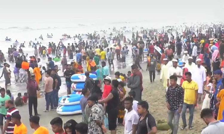 ঝড়-বৃষ্টি উপেক্ষা করে কক্সবাজারে পর্যটকদের ঢল