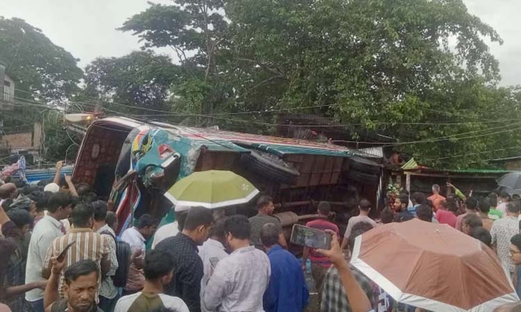 ফেনীতে নিয়ন্ত্রণ হারিয়ে দোকানে উলটে পড়ল বাস, নিহত ৩