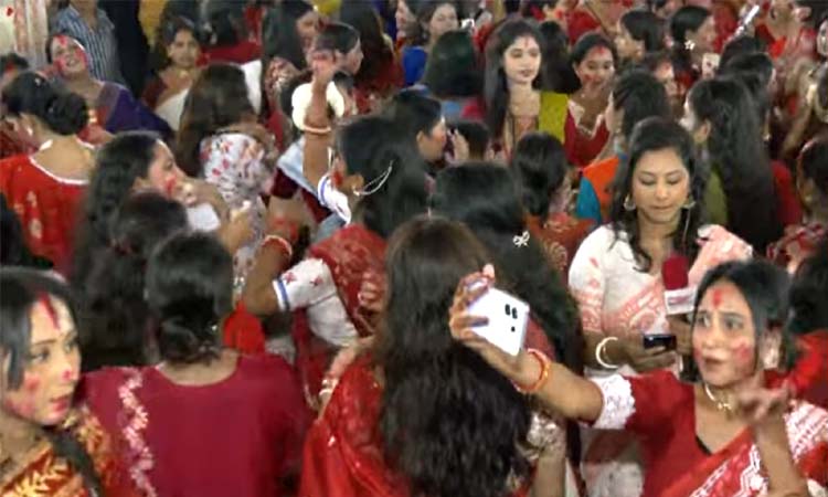বিষাদের সুর, সিঁদুর খেলায় দেবী দুর্গাকে বিদায়