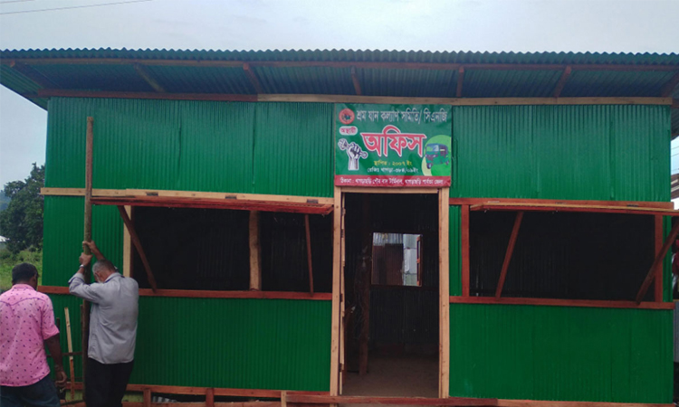 সওজের জমি দখল করে গড়ে উঠল ‘সমিতি’ ঘর