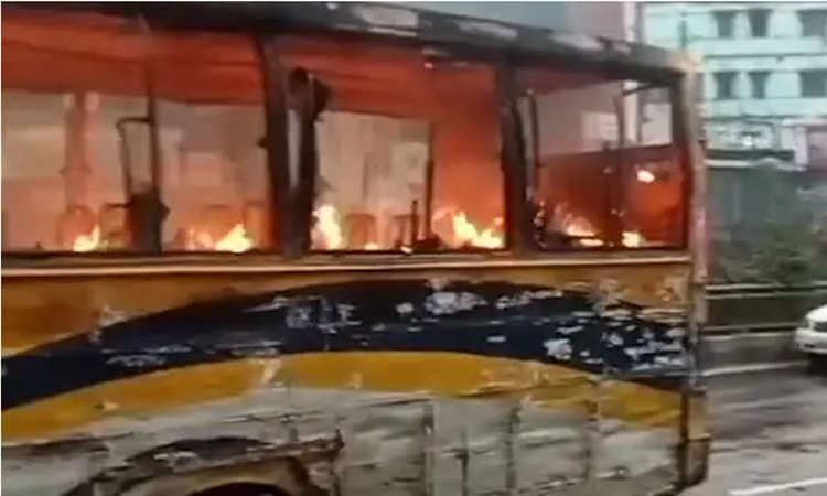 রাজধানীতে দুর্বৃত্তের দেয়া আগুনে পড়ল বাস