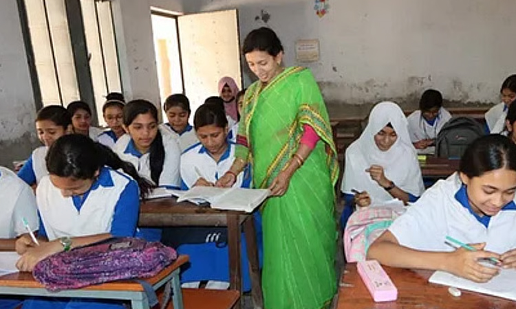 শিক্ষকদের মর্যাদা দেয়নি কেউ, এখনো তৃতীয় শ্রেণি