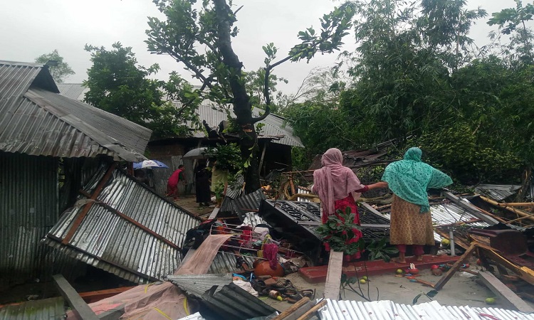 কালীগঞ্জে টর্নেডোর আঘাতে লণ্ডভণ্ড শতাধিক ঘরবাড়ি