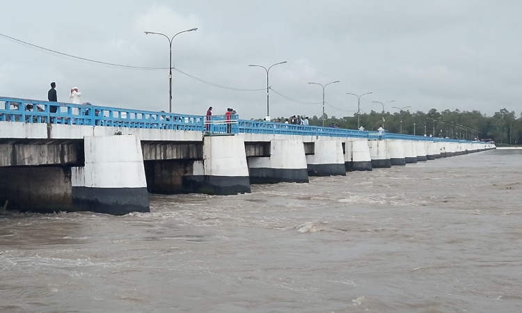 বিপৎসীমার ওপরে তিস্তা নদীর পানি, এলাকায় সতর্কতা জারি করে মাইকিং