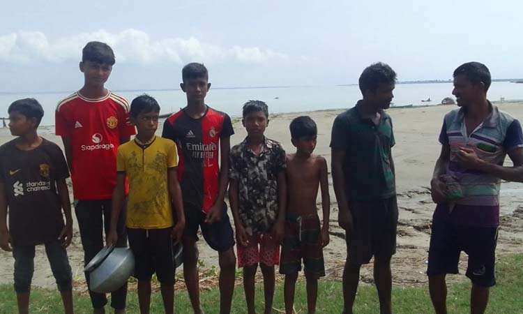 পদ্মায় নৌকাডুবি : বিজিবির তৎপরতায় শিশুসহ ১৫ যাত্রী উদ্ধার