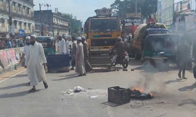 বাসের ধাক্কায় হেফাজত নেতার মৃত্যু, চট্টগ্রামে মহাসড়ক অবরোধ