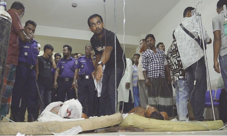 ঝিনাইদহে ভ্যান ভাড়াকে কেন্দ্র করে বাবা-ছেলেকে কুপিয়ে জখম