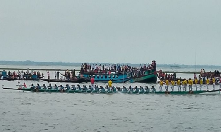 তিতাস নদীতে অনুষ্ঠিত হলো মনোমুগ্ধকর নৌকাবাইচ প্রতিযোগিতা