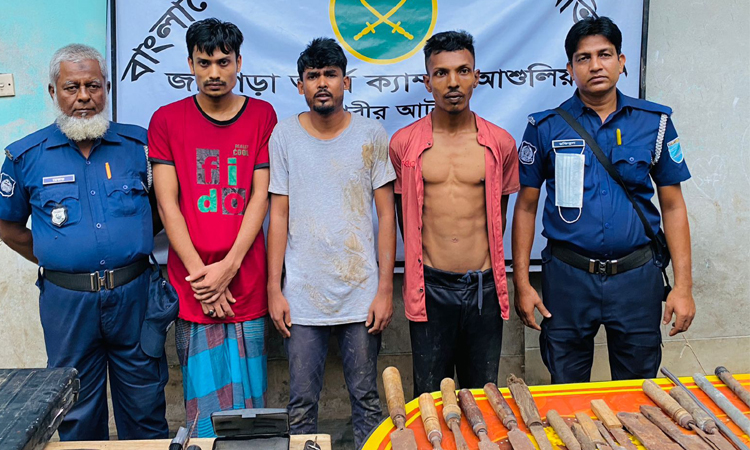 আশুলিয়ায় অস্ত্রধারী ৩ সন্ত্রাসী আটক