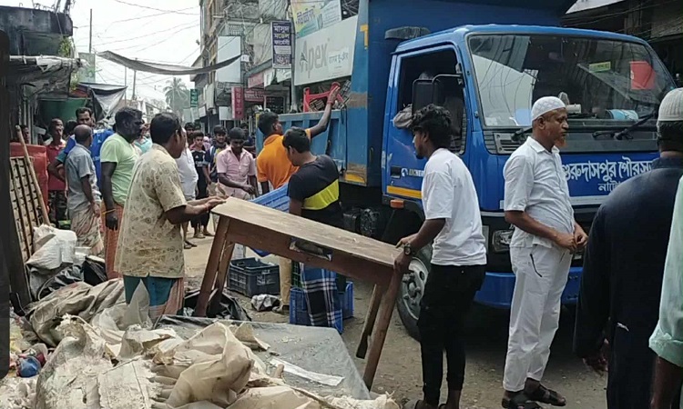 গুরুদাসপুরে রাস্তা ও ফুটপাত দখলমুক্ত করতে উচ্ছেদ অভিযান