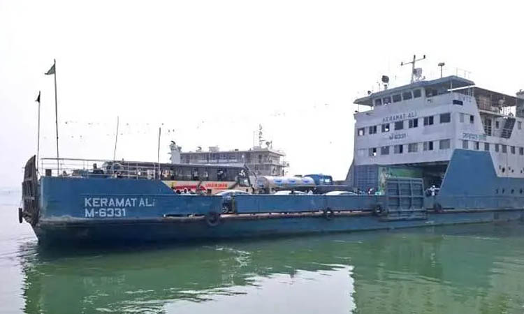 ঘন কুয়াশায় দৌলতদিয়া-পাটুরিয়া নৌরুটে ৪ ঘণ্টা ফে‌রি চলাচল বন্ধ