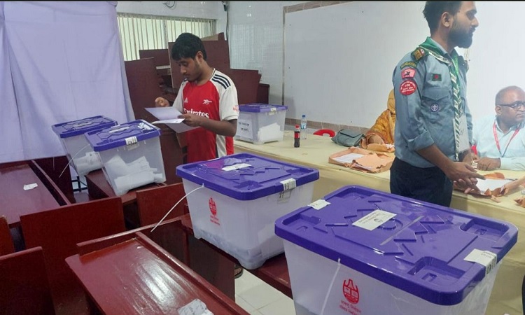 ৩ কেন্দ্রের ফলাফল : ভিপি-এজিএস পদে এগিয়ে ছাত্রদল, জিএসে শিবির