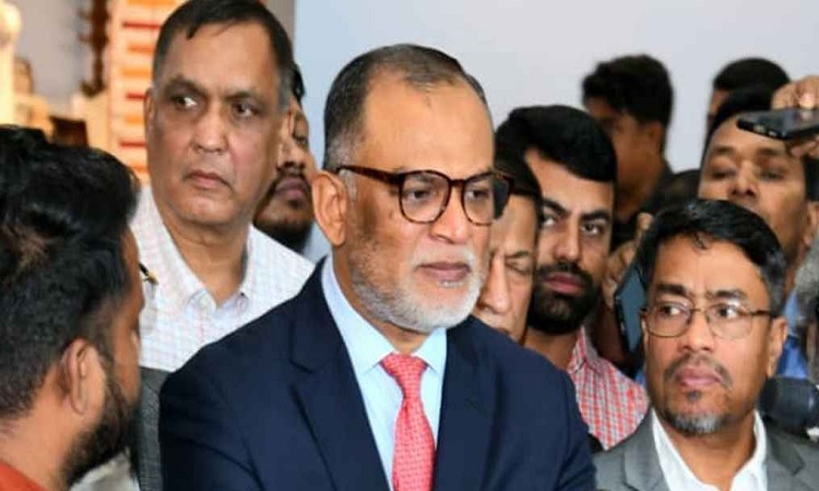 রাতের মধ্যেই যাত্রীসেবা চালুর আশা বিমান উপদেষ্টার