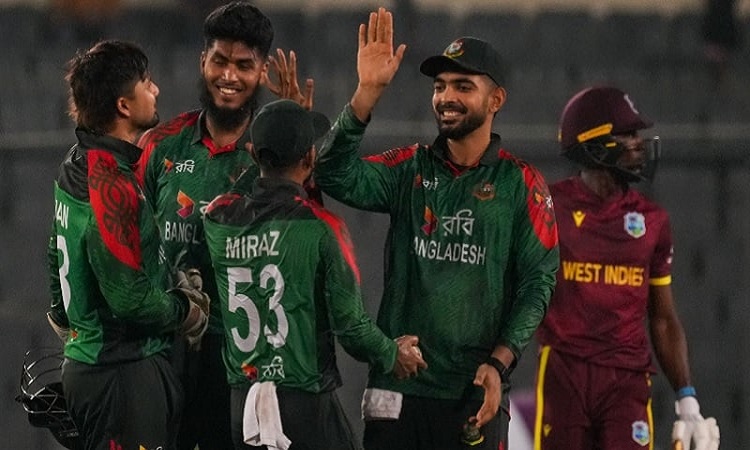 ক্যাচ ফেলে ড্র, ম্যাচ গড়াল সুপার ওভারে