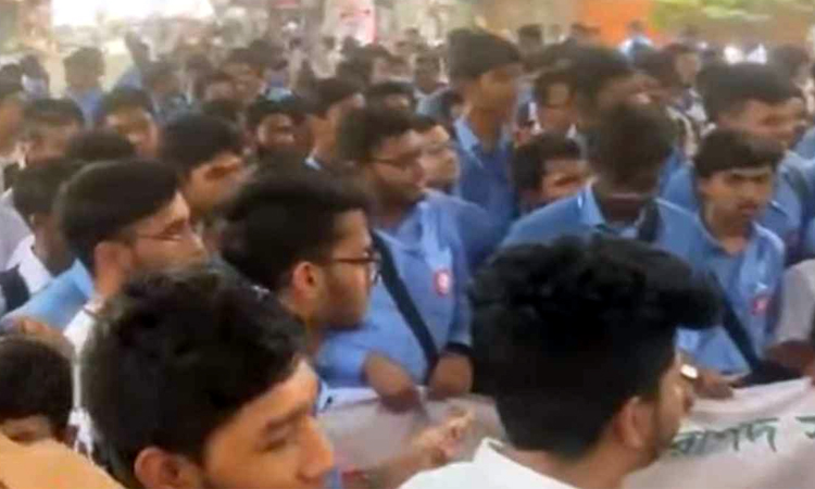 ফার্মগেটে সড়ক অবরোধ করে শিক্ষার্থীদের বিক্ষোভ