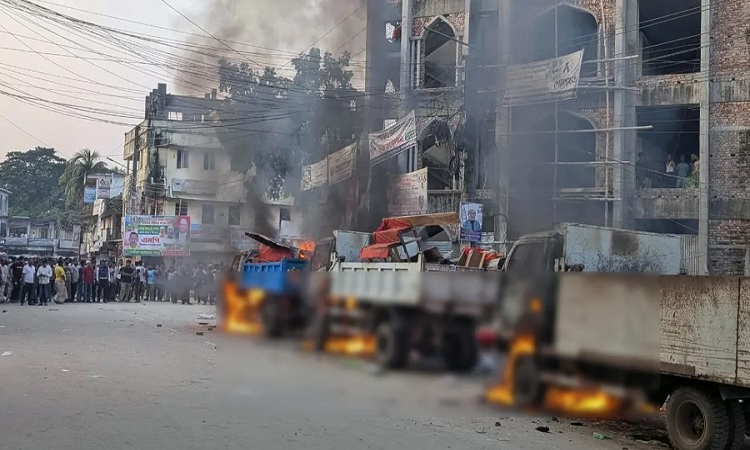 ভোলায় উচ্ছেদ অভিযানে হামলা, পৌরসভার ৩ গাড়িতে আগুন