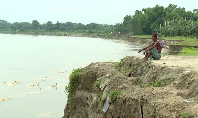 ব্রহ্মপুত্র নদের ভাঙন ঠেকাতে ২ কি.মি এলাকাজুড়ে স্থানীদের উদ্যোগ