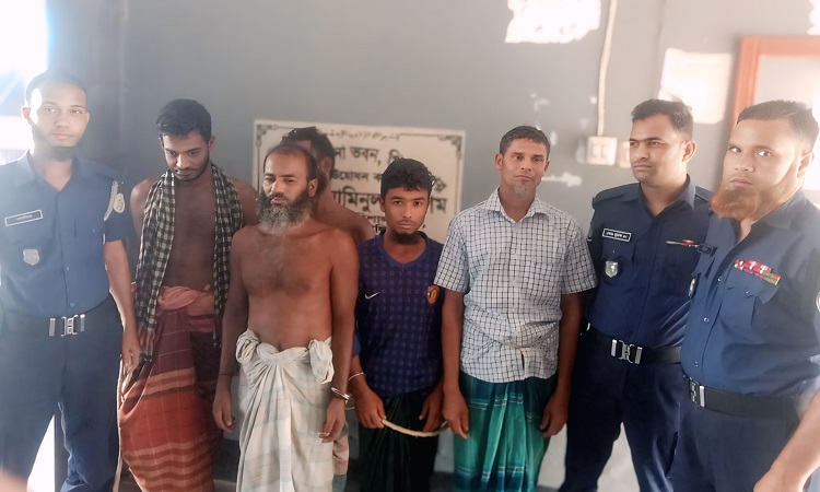 কাউখালীতে নিষেধাজ্ঞায় ইলিশ ধরায় ৫ জেলের কারাদণ্ড