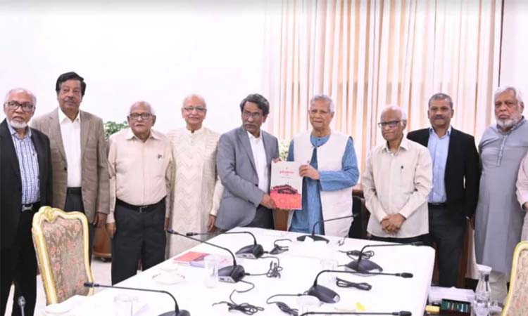 জুলাই সনদ বাস্তবায়নের সুপারিশ প্রধান উপদেষ্টার কাছে হস্তান্তর