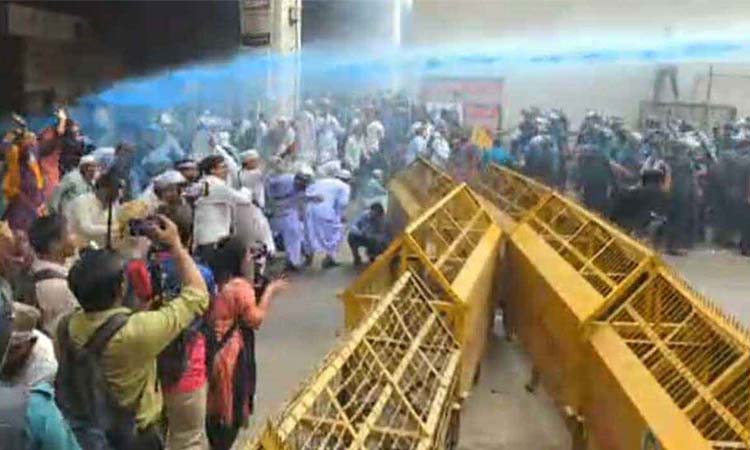 ইবতেদায়ি শিক্ষকদের ভুখা মিছিলে পুলিশের জলকামান-সাউন্ড গ্রেনেড নিক্ষেপ