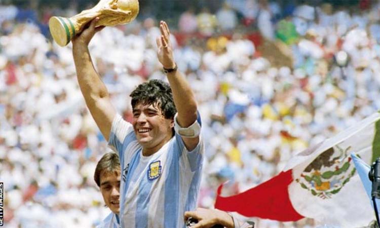 ফুটবলের জাদুকর ম্যারাডোনার জন্মদিন আজ