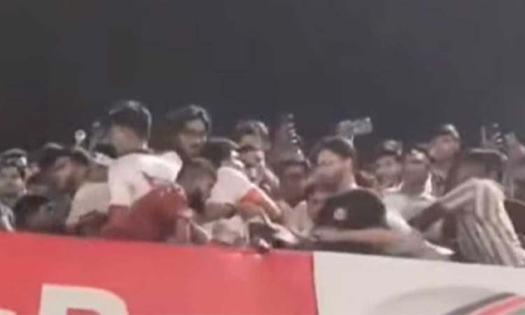 স্টেডিয়ামে জয় বাংলা স্লোগানকে কেন্দ্র করে সংঘর্ষ, আহত ১০