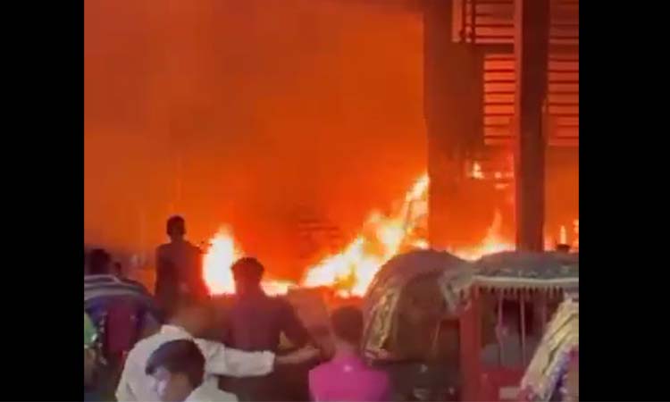 মোহাম্মদপুরে গ্যারেজে আগুন দিলো কারা, পুড়ল  অ্যাম্বুলেন্সসহ ৩ যান