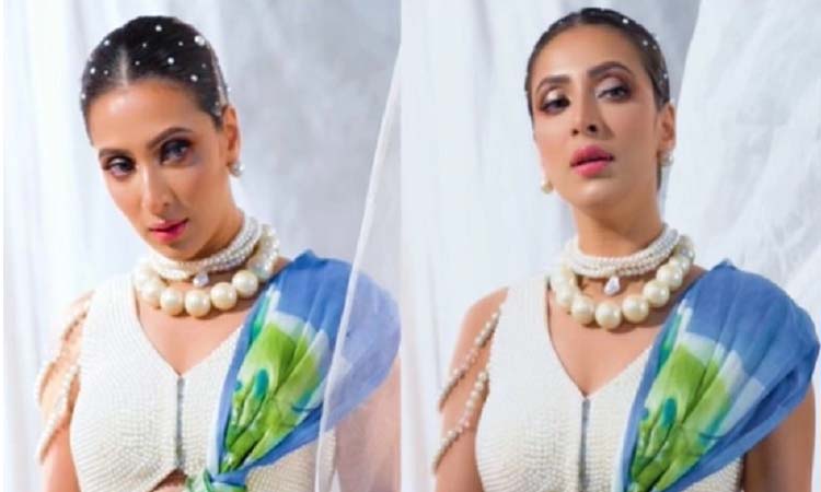 পুথির সাজে মুগ্ধতা ছড়ালেন মীম