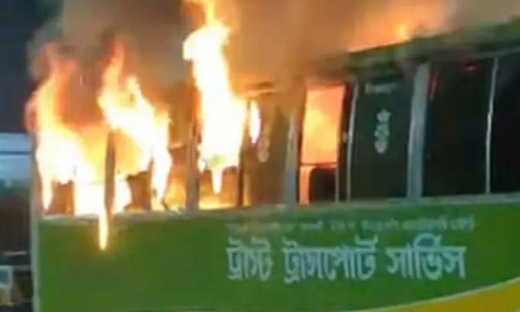 পল্লবীতে দুর্বৃত্তের দেয়া আগুনে পুড়ল বাসে