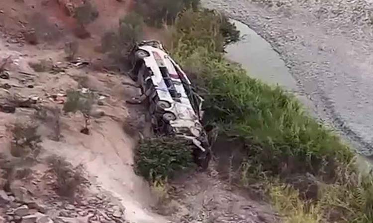 পেরুতে পাহাড়ি রাস্তা থেকে ছিটকে পড়ল বস, নিহত ৩৭