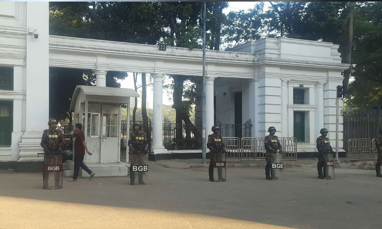 চার বাহিনীর নিরাপত্তার চাদরে ঘেরা ট্রাইব্যুনাল