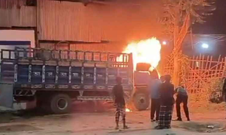 রামপুরা সড়কের পাশে রাখা ট্রাকে আগুন