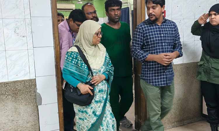 ভূমিকম্পে আহতদের দেখতে ঢাকা মেডিকেলে স্বাস্থ্য উপদেষ্টা