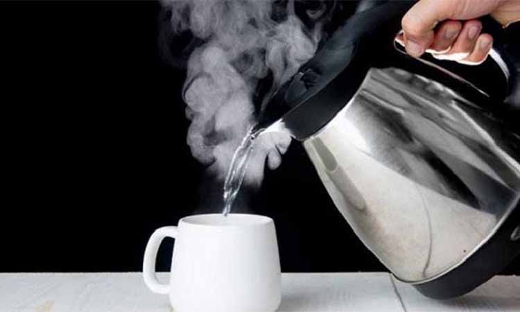 সকালে খালি পেটে গরম পানি পানে যেসব উপকারীতা