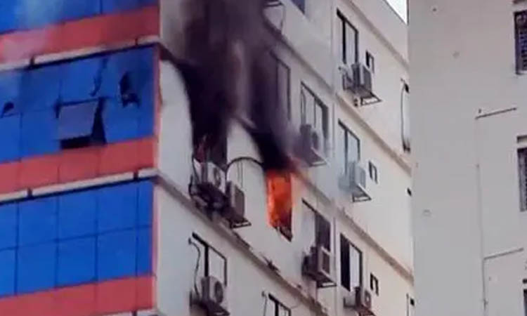 বিজয়নগরে বাণিজ্যিক ভবনে আগুন